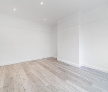 3 bedroom flat to rent - Photo 4