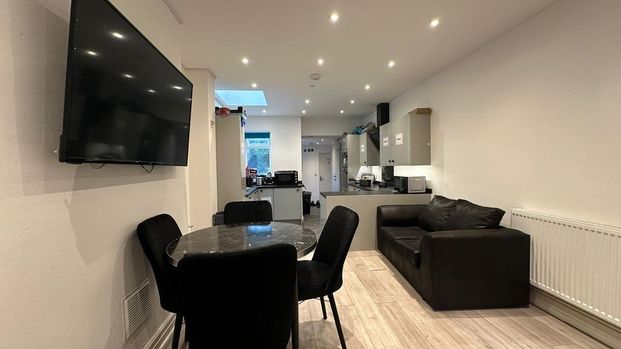 1 bedroom in a house share to rent - Photo 1