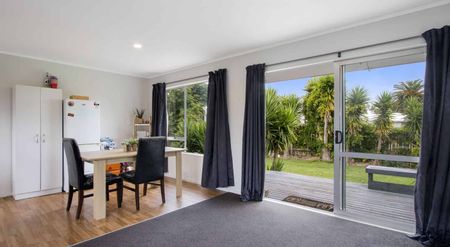 Spacious Family Home - Photo 4