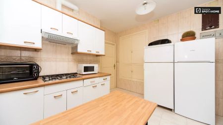 Equipped room with standalone wardrobe in 9-bedroom apartment, Malasaña - Photo 2