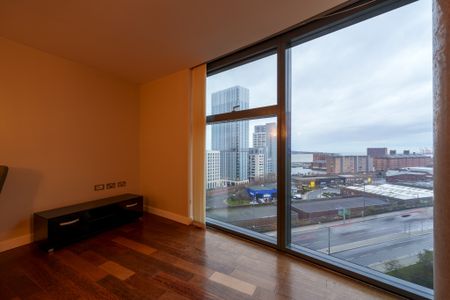 Two-bedroom apartment in the prestigious West Tower, Liverpool - Photo 2