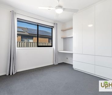 Immaculate Family House In MAYFIELD ESTATE - Photo 4