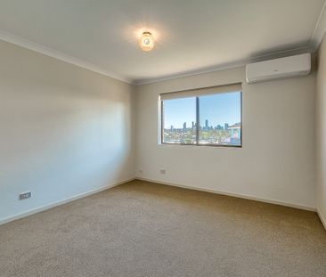 Spacious 3-bedroom Apartment With City Views - Photo 5