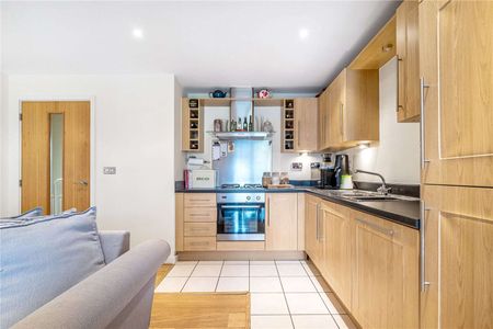 A bright one bedroom flat with a private balcony and underground parking space. - Photo 3