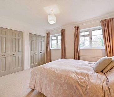 A detached family home on the sought after Tudor Park with a mature... - Photo 3