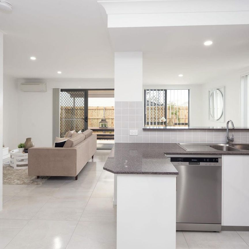 Luxury 3 bed townhouse, convenient to everything! - Photo 1