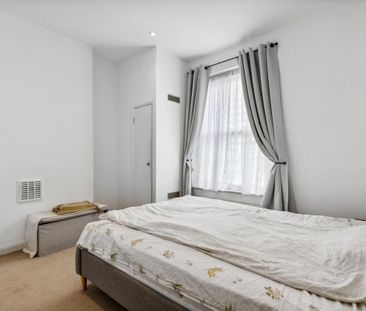 2 bedroom flat in London - Photo 1