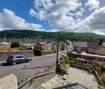 3 bedroom end of terrace house to rent - Photo 2