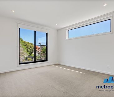 LUXURY TOWNHOUSE IN PREMIER LOCATION - Photo 5