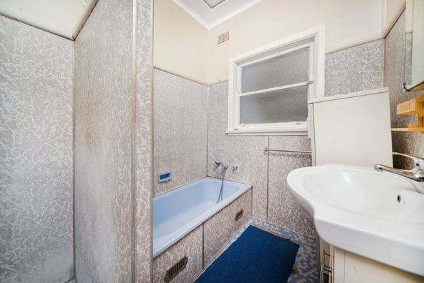 Simplicity and Convenience 3 Bedroom House in Merrylands - Photo 1