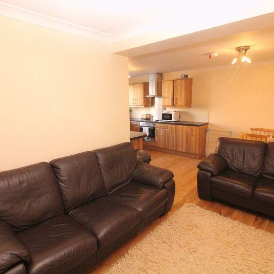 4 bedroom flat to rent - Photo 1