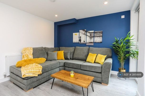 1 bedroom in a house share to rent - Photo 1