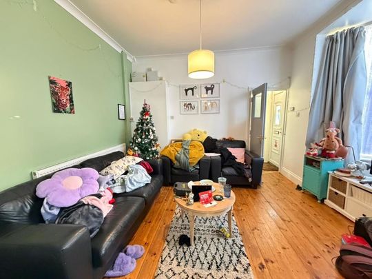 4 bedroom end of terrace house to rent - Photo 1