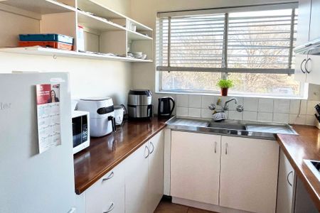 City Access, Suburban Comfort - 2 Bedroom Gem! - Photo 5