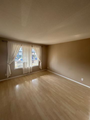 4 Bedroom House in Kensington - Photo 2