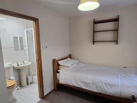 1 bedroom in a house share to rent - Photo 2