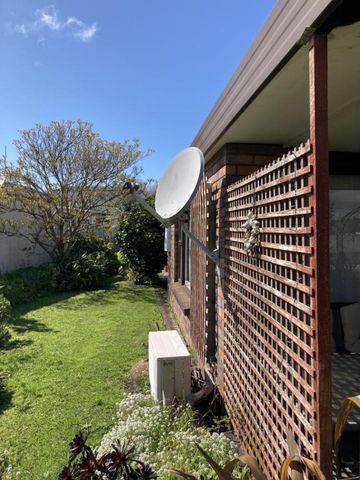 Comfortable family home - Walk to town - Photo 2