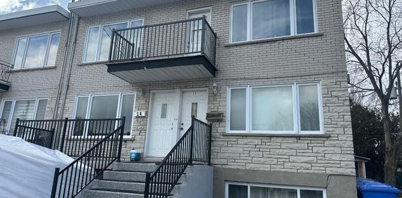 Spacieux bas de duplex à louer, propre, lumineux, semi-MEUBLÉ, 3 lits, 5 1/2, disponible immédiatement, au goût du jour, proche de tout enquête crédit - Photo 2