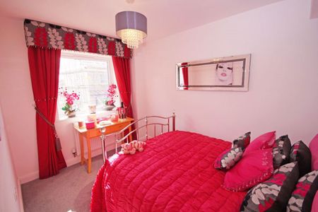 A 4 Bedroom House in Off Village Road GL51 OFR - Photo 2