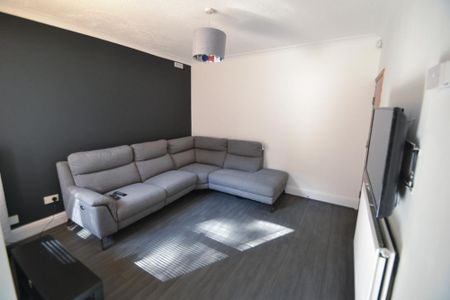 6 bedroom detached house to rent - Photo 2