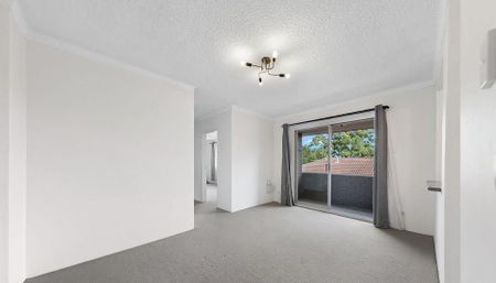 TWO BEDROOM APARTMENT CLOSE TO ALL AMENITIES OF LIVERPOOL! - Photo 3