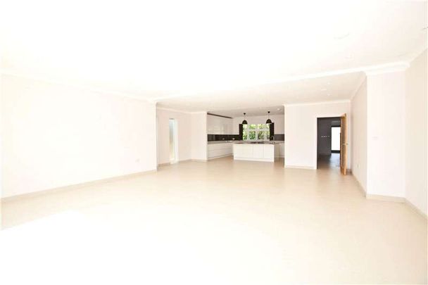 A spacious four bedroom family home with beautiful river views - Photo 1