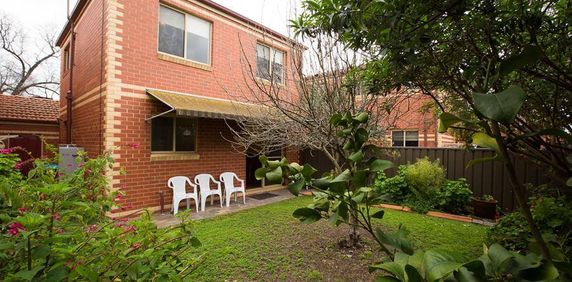 Fully Furnished Inner City Townhouse - Photo 2