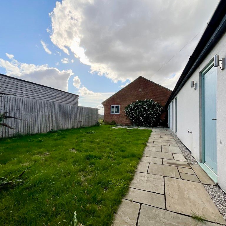 3 bedroom Detached Bungalow to let - Photo 1