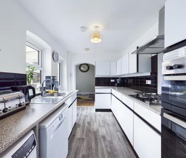 3 bedroom semi-detached house to rent - Photo 5