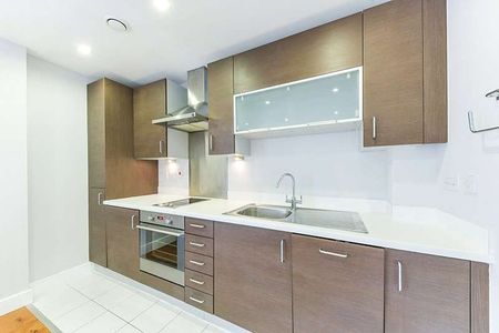 A bright, light, well-appointed, studio situated on the ground floor of this fine modern development, wonderfully located for the City. - Photo 5