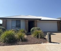 4 Bedroom Family Home in Great Location! - Photo 4