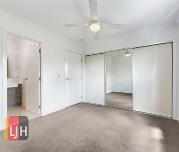 2 BEDROOM UNIT WITH AIR CON & WALK TO TRAIN !! - Photo 3