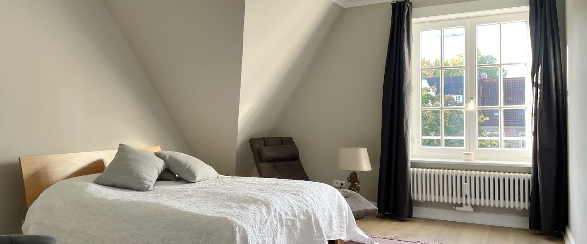 Traumhafte Dachgeschoß-Wohnung in einer Stadtvilla mit nur 3 Wohneinheiten! - Foto 1