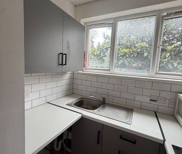 Studio Flat, Lawford St, BS2 - Photo 2