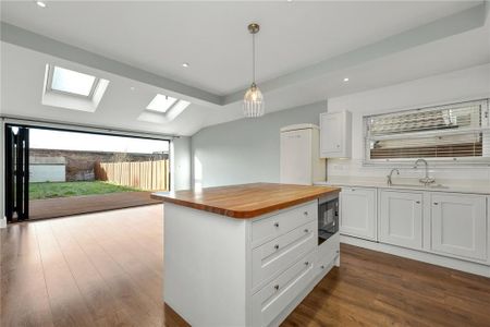 4 bedroom semi-detached house to rent - Photo 5