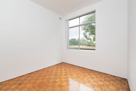 Spacious Two Bedroom Apartment - Photo 2