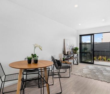 Sunny 3BR Townhouse - Photo 2