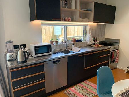 Live Sustainably: 2 Bedroom Apartment with Garden - Photo 4