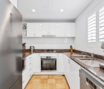 Bright and Spacious Townhouse with Private Courtyard & Double Garage - Photo 2