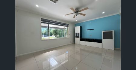 Spacious Four Bedroom Home! - Photo 4