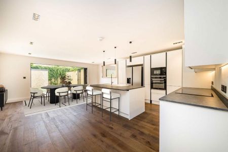 3 bedroom flat to rent - Photo 4