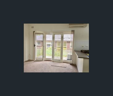 Convenient Location! walk to transport and shops, sunny balcony! - Photo 6