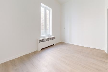 À louer à St-Jean-sur-Richelieu: propriété sur 2 étages offrant plus de 3700 p.c. de superficie habitable, 14 chambres, 3 salles de bain et 3 salle d'eau + garage - Photo 3