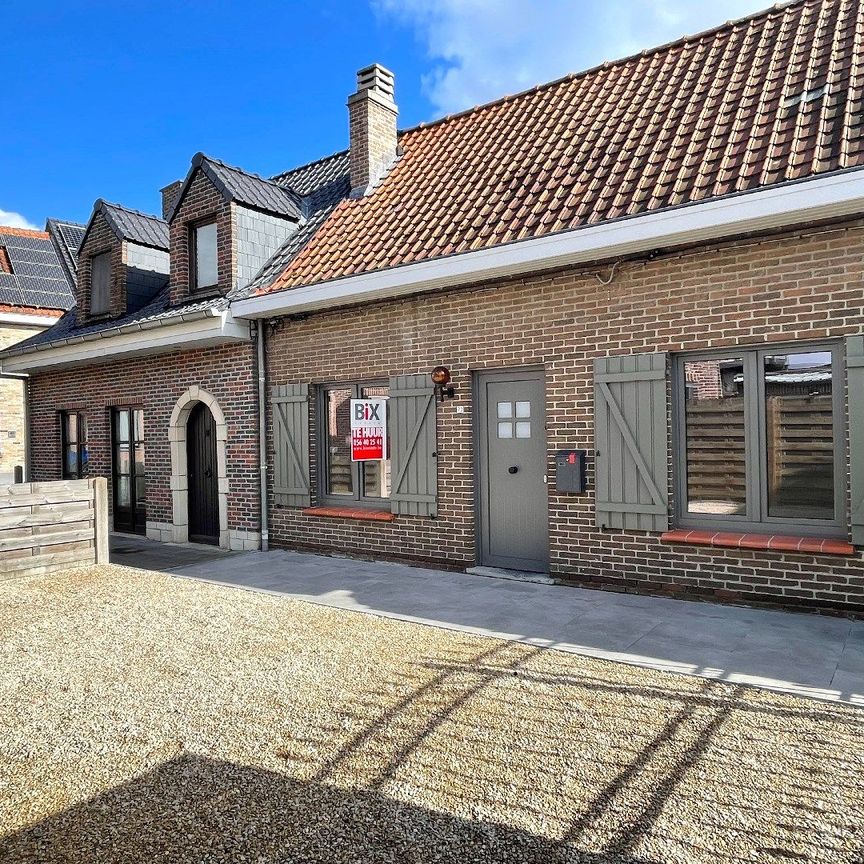 Mooie woning met 2 slaapkamers, koer en terras vooraan. - Photo 1