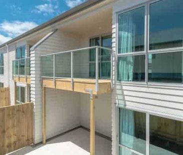 Spacious and sunny executive two bedroom apartment - Photo 2