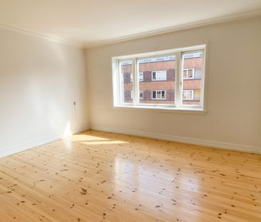 Centraltbeliggende og lys 2-værelses lejlighed med altan - Foto 5