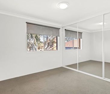 Neat and tidy 2 bedroom unit, freshly painted and new carpet - Photo 2