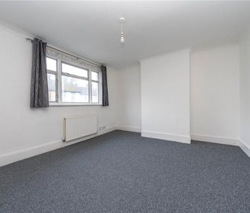 3 bedroom end of terrace house to rent - Photo 4