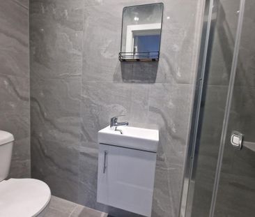 1 bedroom in a flat share to rent - Photo 2