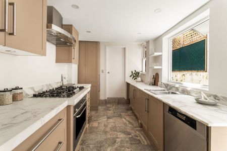 Sophisticated Urban Terrace with a Sunlit North Deck - Photo 4